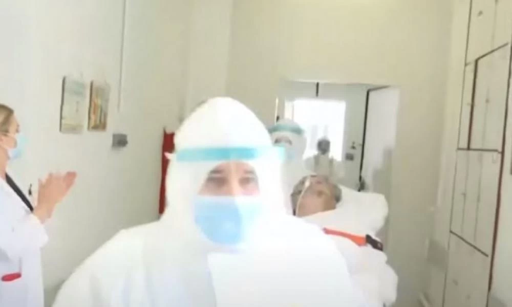 Η στιγμή που 79χρονος βγαίνει από ΜΕΘ στη Θεσσαλονίκη -«Περαστικά κύριε Περικλή» (βίντεο)